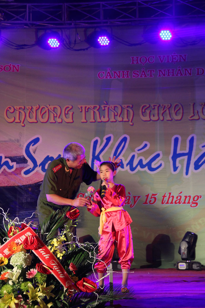 Màn múa hát rất hay của cháu gái đoàn văn nghệ huyện Kim Sơn